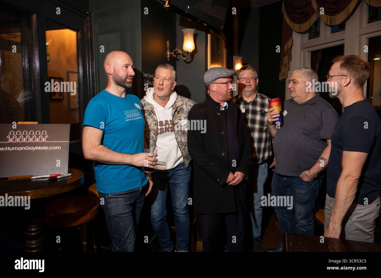 James Roberts (t-shirt bleu) du groupe Human Gay Male, qui a été banni d'un pub de Brighton pour avoir des opinions critiques sur le genre, Londres, Royaume-Uni Banque D'Images