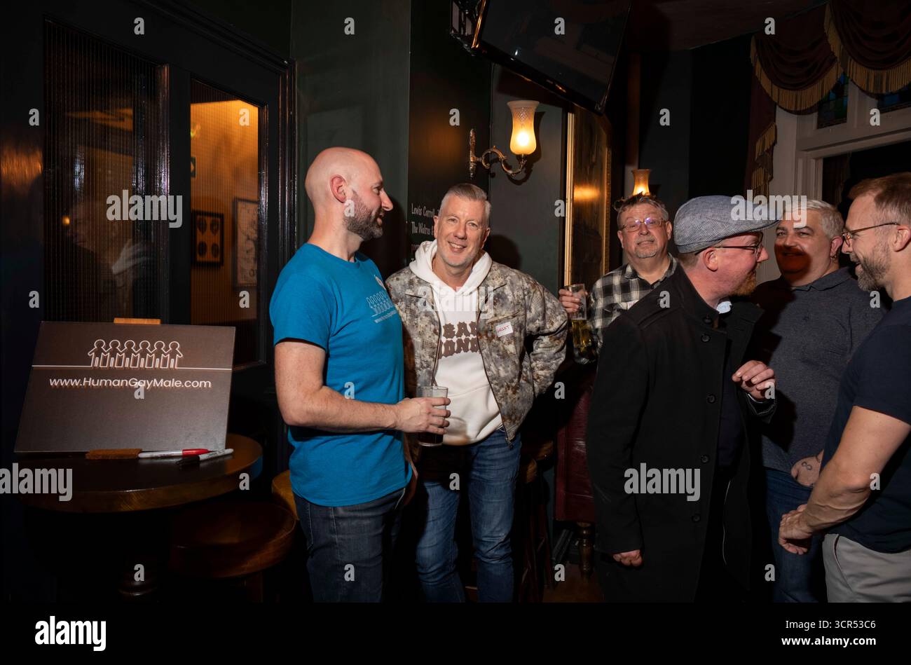 James Roberts (t-shirt bleu) du groupe Human Gay Male, qui a été banni d'un pub de Brighton pour avoir des opinions critiques sur le genre, Londres, Royaume-Uni Banque D'Images