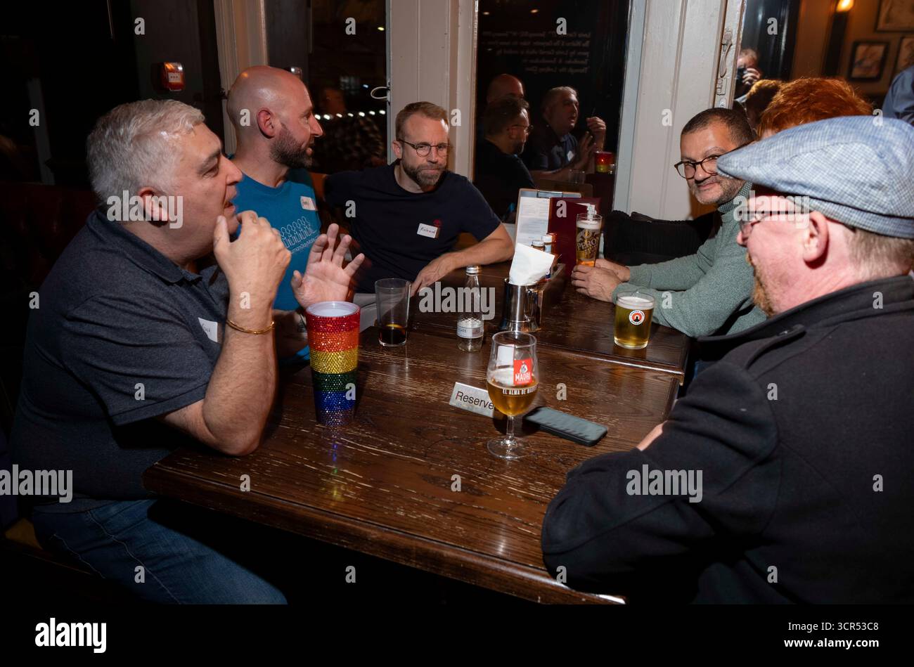 James Roberts (t-shirt bleu) du groupe Human Gay Male, qui a été banni d'un pub de Brighton pour avoir des opinions critiques sur le genre, Londres, Royaume-Uni Banque D'Images