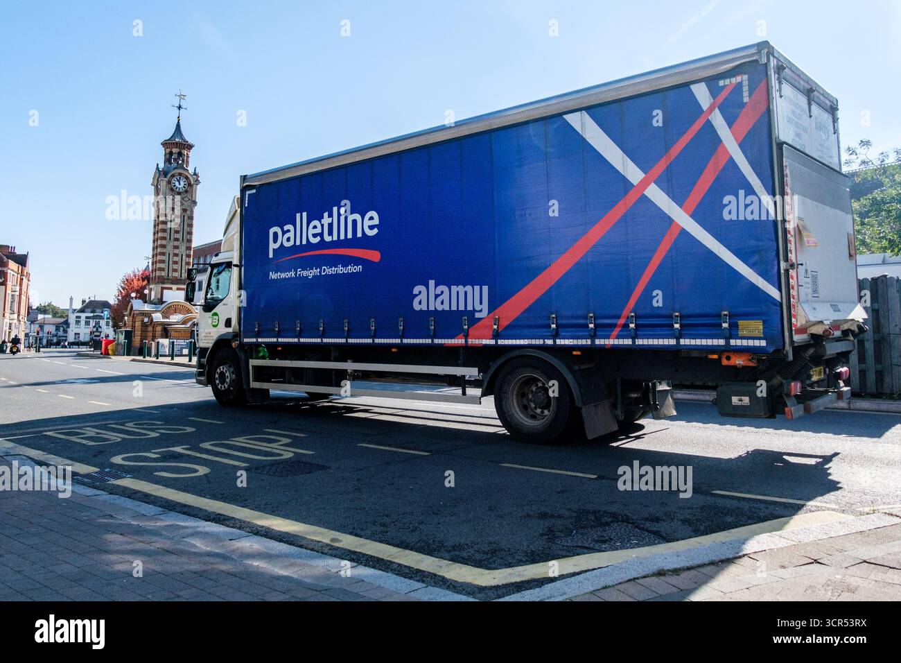 Londres Royaume-Uni, septembre 30 2025, Palletline Pallet distribution Truck ou Truck Delivery and Collection Business Banque D'Images