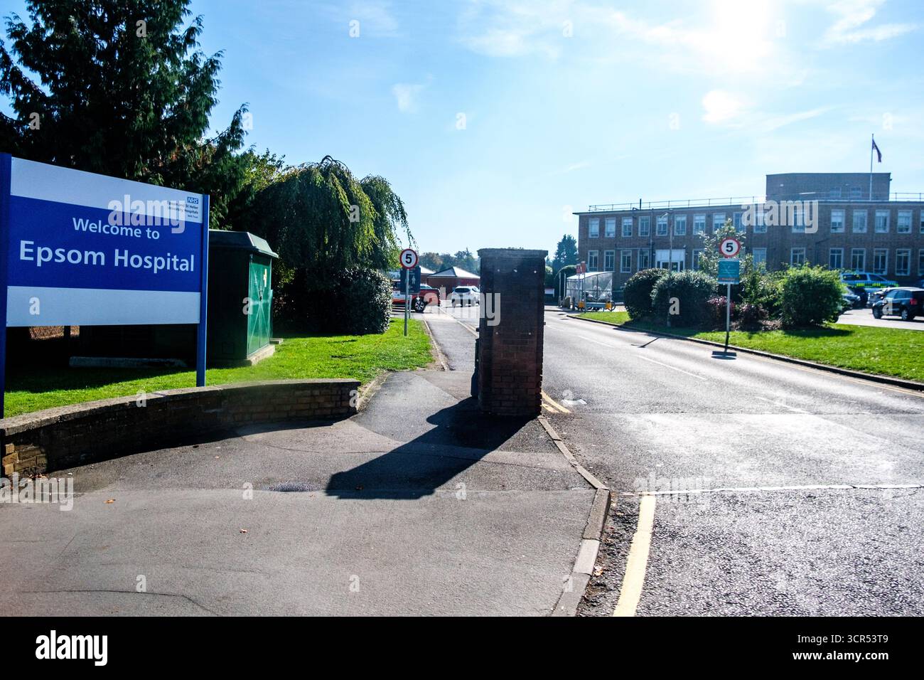 Londres Royaume-Uni, septembre 30 2025, entrée à l'hôpital Epsom, qui fait partie des hôpitaux universitaires d'Epsom et de St Helier Banque D'Images