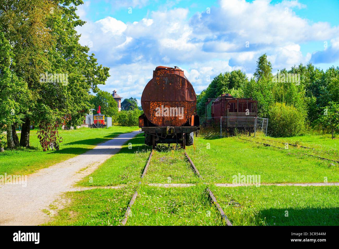 Wagon-citerne rouillé dans le musée ferroviaire Haapsalu dans la gare de la ville sur la côte ouest de l'Estonie le long de la mer Baltique Banque D'Images