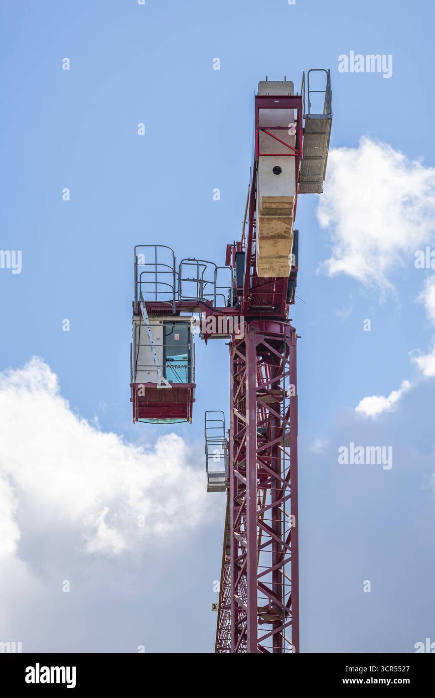 Grue POTAIN, vue rapprochée de la cabine et du point de pivotement. Banque D'Images