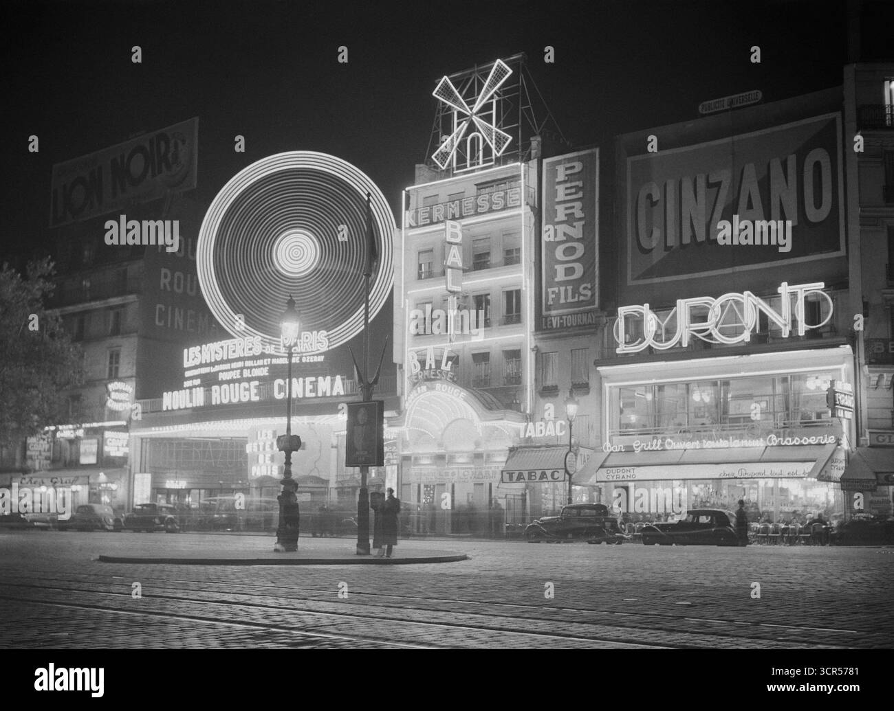 Moulin Rouge la nuit, Paris, France., 1936 - photo de W. van de Poll Banque D'Images