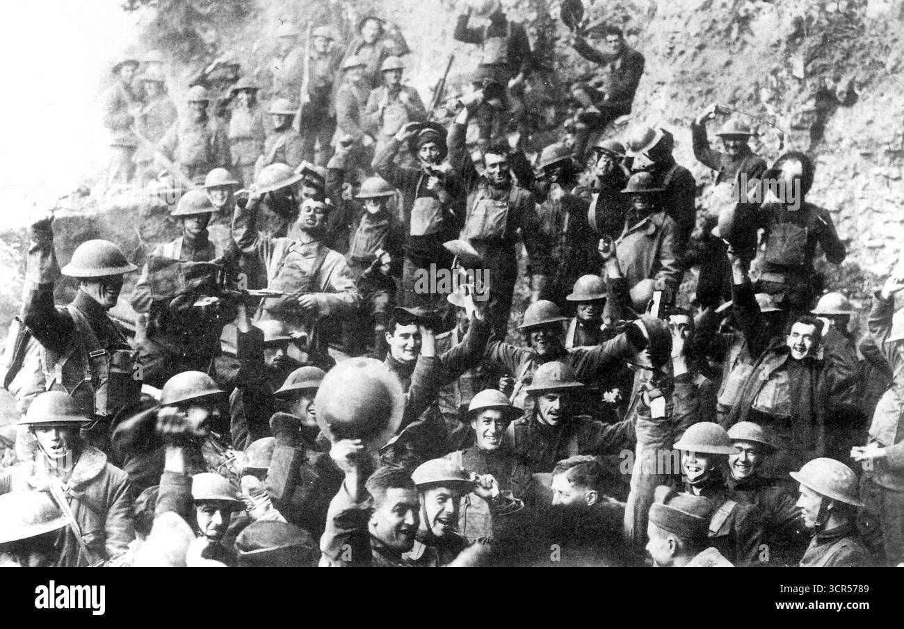 Les soldats du 64e régiment des États-Unis, 7e division d'infanterie, célèbrent la nouvelle de l'armistice, 11 novembre 1918 - photo de l'armée américaine Banque D'Images