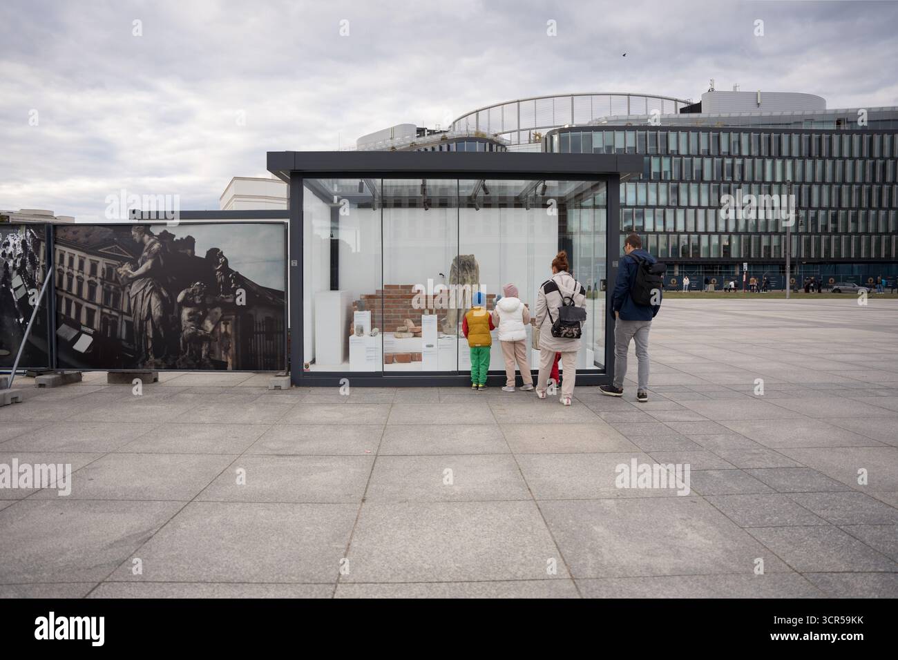 Varsovie, Pologne. 28 septembre 2025. Travaux de reconstruction du palais saxon et du palais Bruhl à Varsovie, Pologne, le 28 septembre 2025. (Photo de Weronika Kowalska/NurPhoto) crédit : NurPhoto SRL/Alamy Live News Banque D'Images