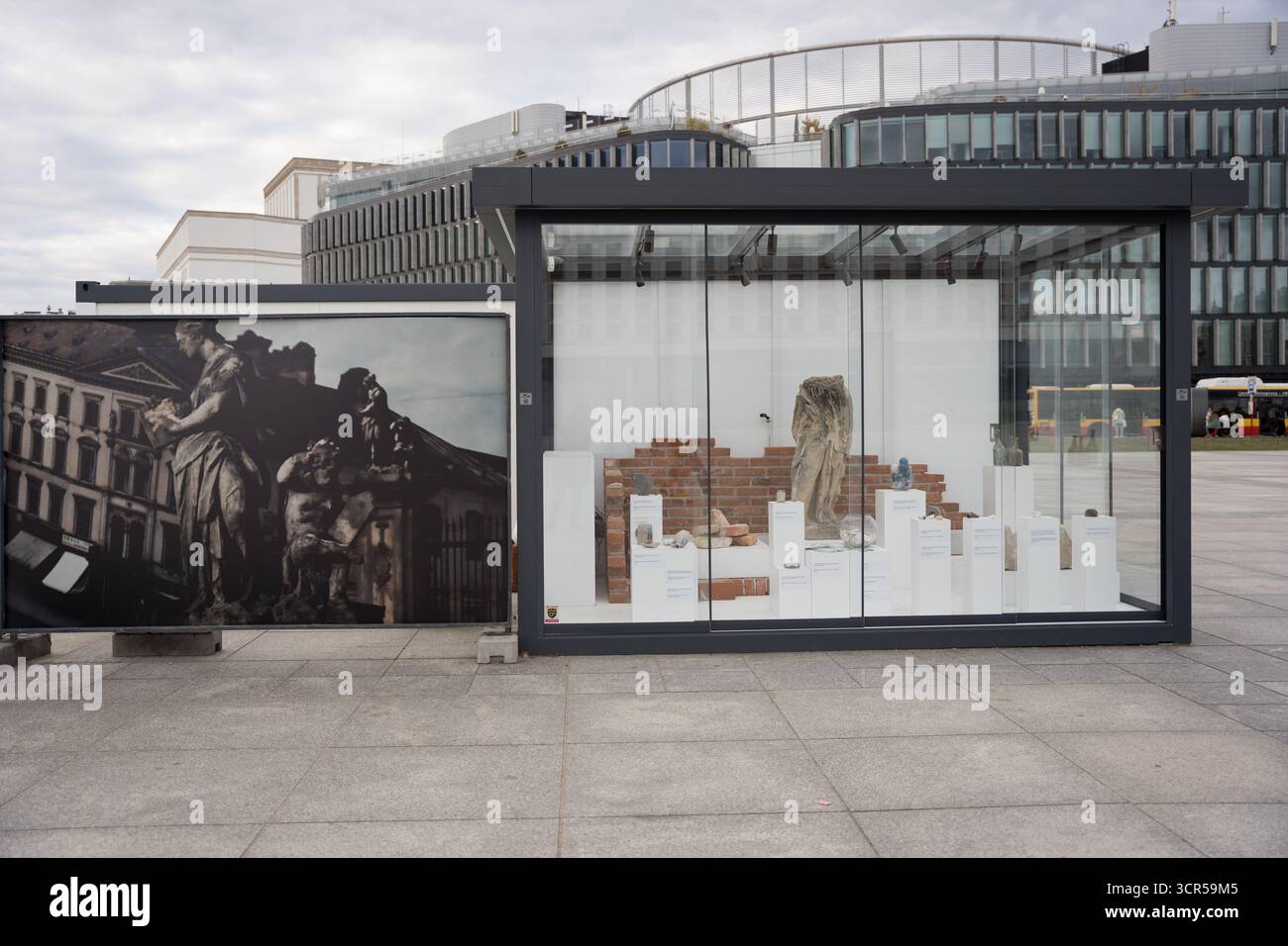 Varsovie, Pologne. 28 septembre 2025. Travaux de reconstruction du palais saxon et du palais Bruhl à Varsovie, Pologne, le 28 septembre 2025. (Photo de Weronika Kowalska/NurPhoto)0 crédit : NurPhoto SRL/Alamy Live News Banque D'Images