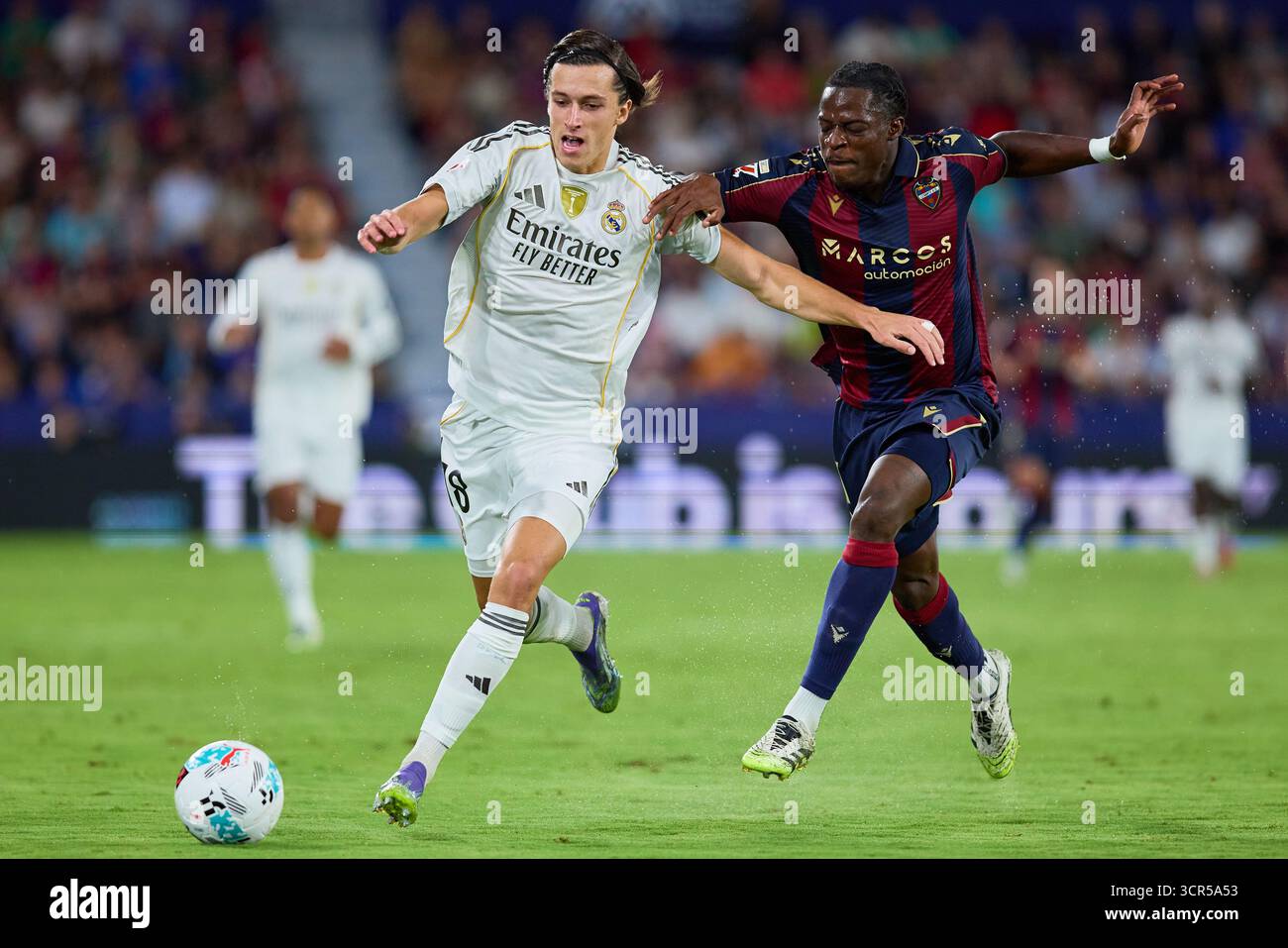 Valencia, Espagne. 23 septembre 2025. VALENCE, ESPAGNE - 23 SEPTEMBRE : L'arrière central Alvaro Carreras du Real Madrid concourt pour le ballon avec l'avant central Etta Eyong du Levante UD lors du match LaLiga EA Sports entre Levante UD et le Real Madrid au stade Ciutat de Valencia le 23 septembre 2025 à Valence, Espagne. (Photo de Jose Torres/photo Players images/Magara Press) crédit : Magara Press SL/Alamy Live News Banque D'Images