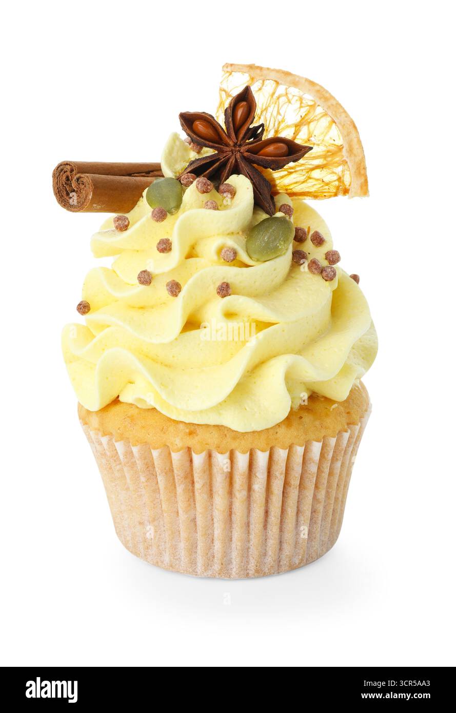 Délicieux cupcake avec des saupoudres et des épices isolé sur blanc. Ambiance automnale Banque D'Images