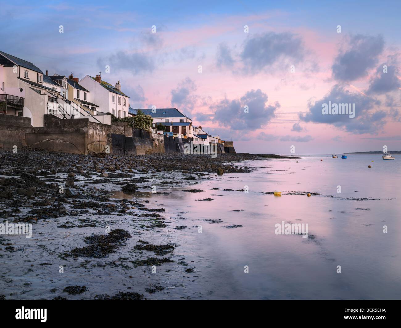 Appledore, North Devon - au lever du soleil, la marée monte lentement le long de l'estuaire de la rivière Torridge à Appledore, dans le North Devon. Banque D'Images
