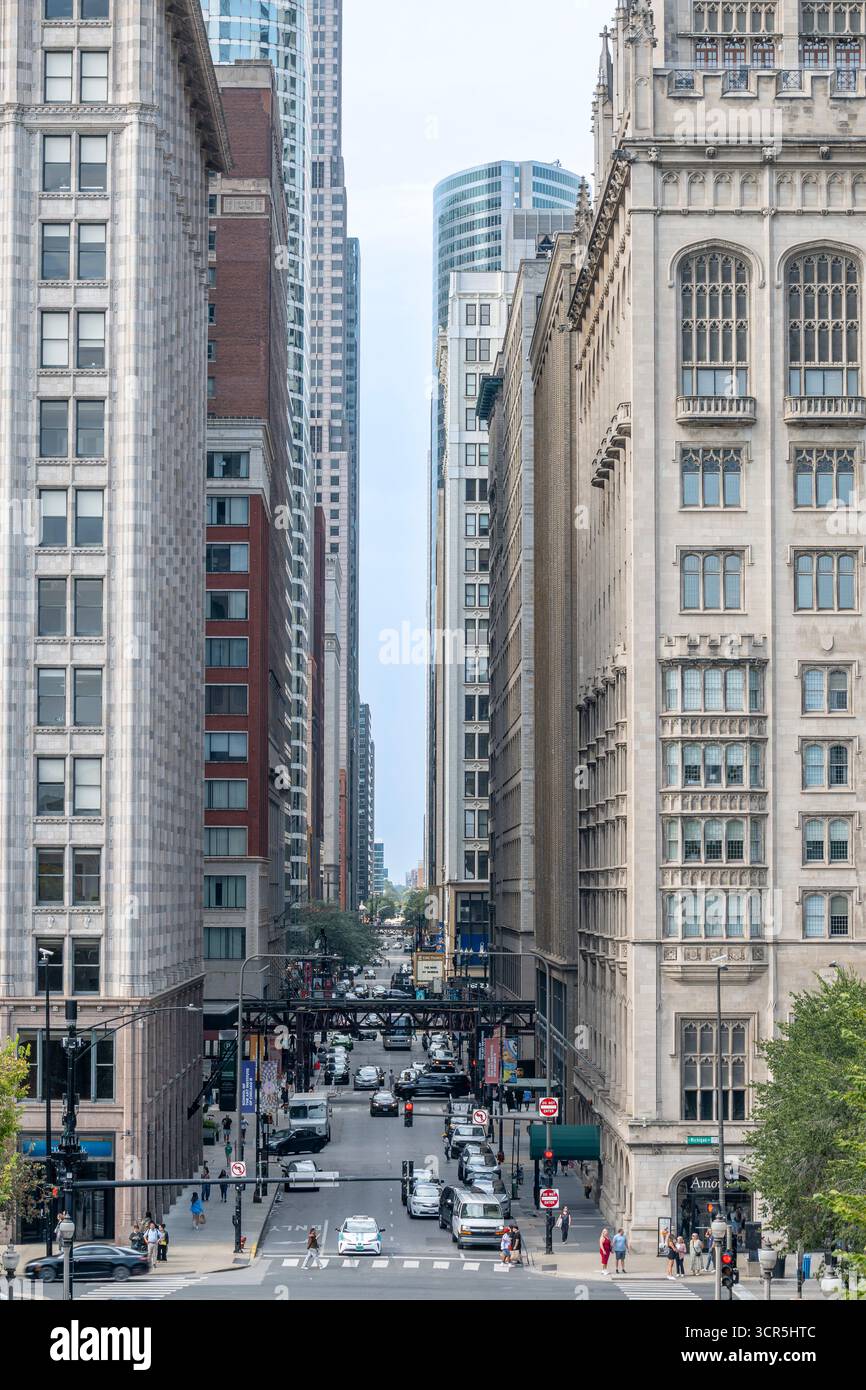 Vue ouest le long de E Monroe Street dans le centre-ville de Chicago Banque D'Images