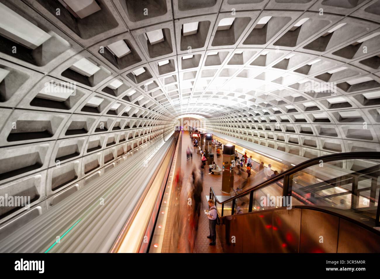 Washington DC Amérique du Nord. Image d'une station du métro souterrain. Les trains sont montrés en mouvement entrant dans la gare Banque D'Images