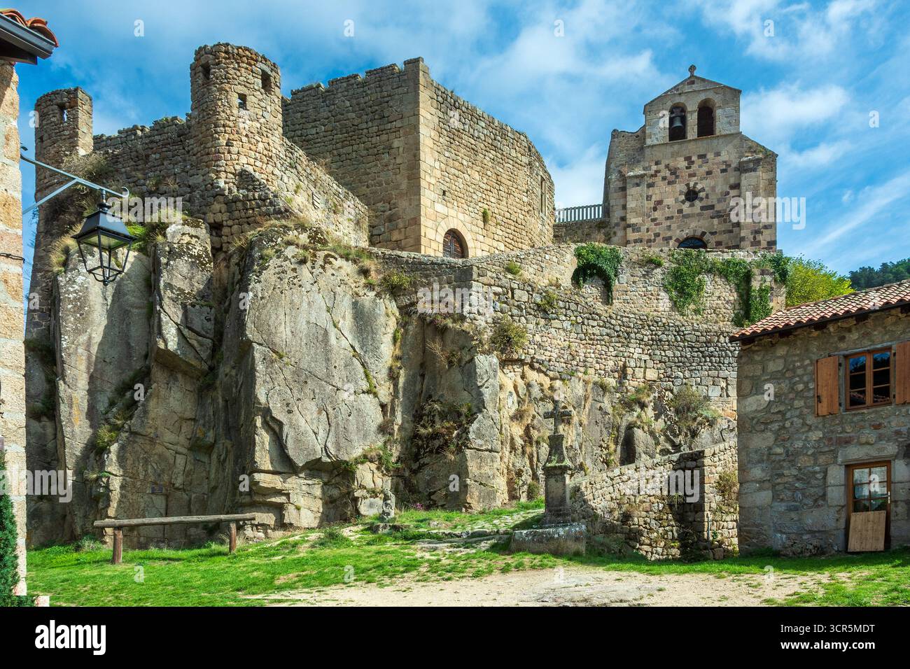 Saint André de Chalencon. Château et Chapelle de Chalencon. Haute Loire. Auvergne Rhône Alpes. France Banque D'Images
