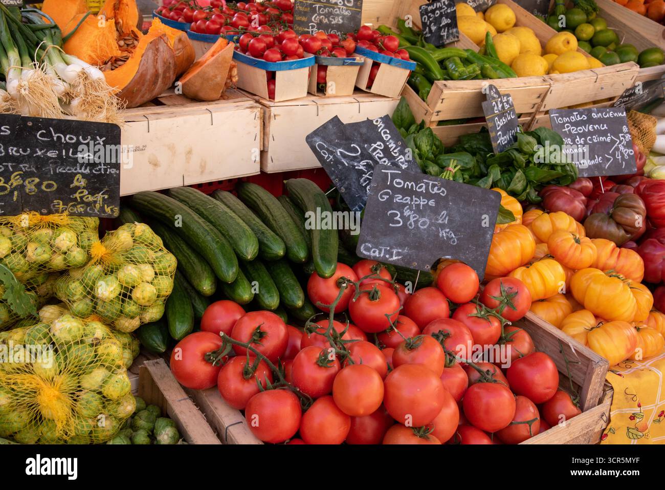 Étal de marché de fruits et légumes frais avec tomates raisins, choux de Bruxelles et concombre sur le marché alimentaire Aix-en-Provence Provence France Banque D'Images