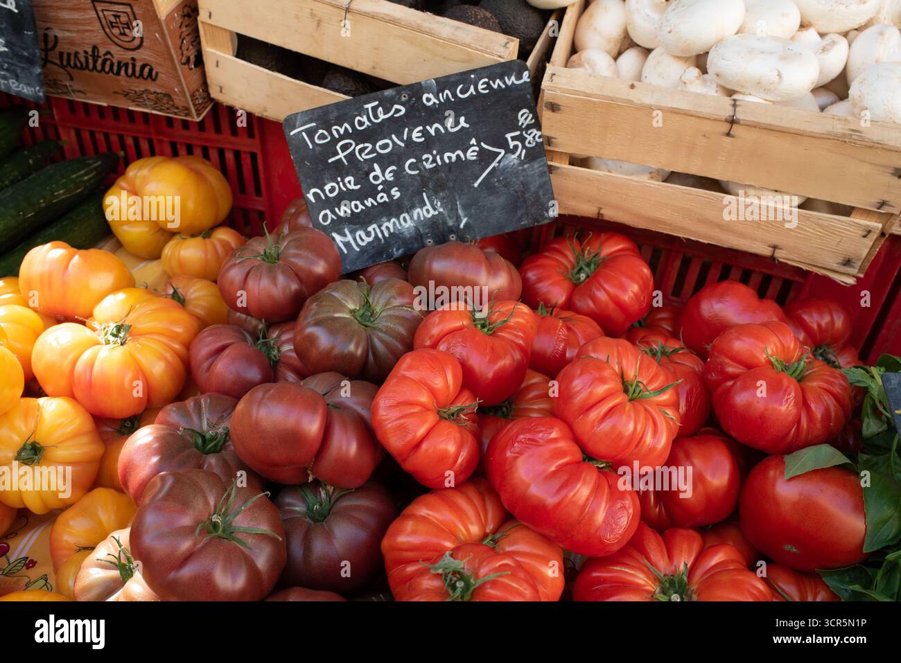 Variétés anciennes de tomates, y compris Crimée noire et ananas ou tomates Beafsteak, en vente sur le marché Aix-en-Provence Provence Provence France Banque D'Images