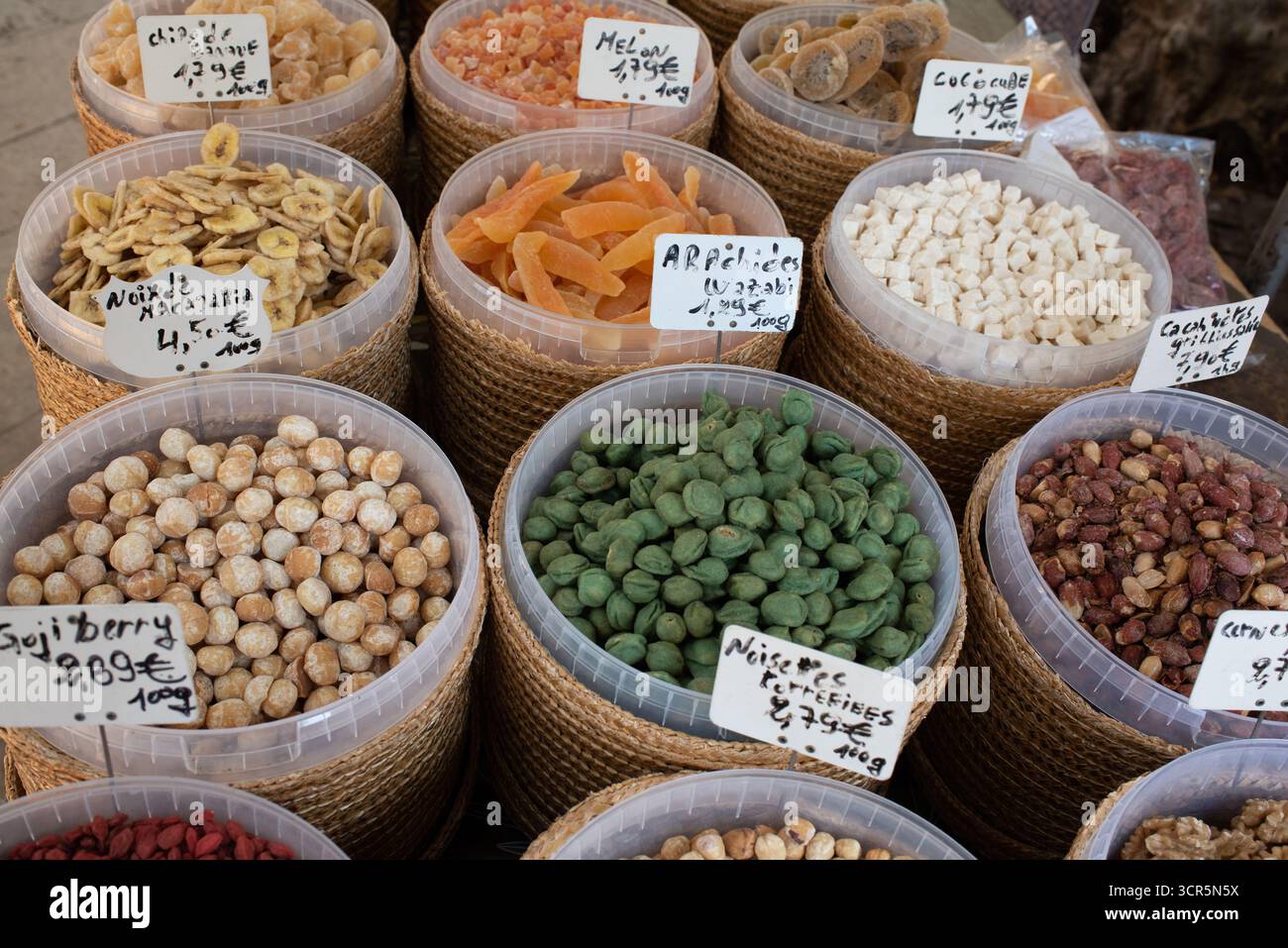 Présentation de fruits séchés et noix, y compris noix de macadamia, abricots séchés, noisettes et baies de Goji, sur le marché Aix-en-Provence France Banque D'Images