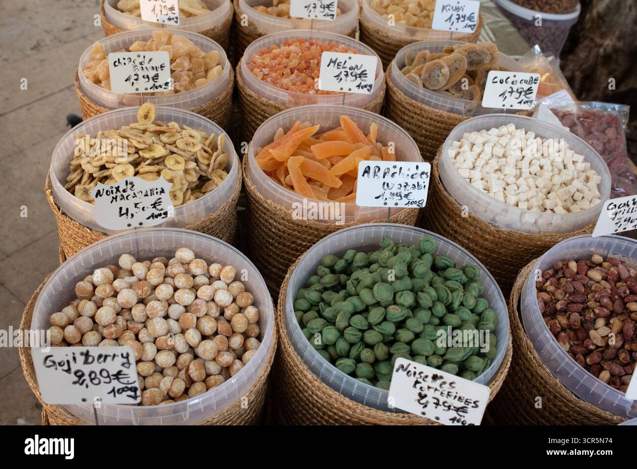 Présentation de fruits séchés et noix, y compris noix de macadamia, abricots séchés, noisettes et baies de Goji, sur le marché Aix-en-Provence France Banque D'Images