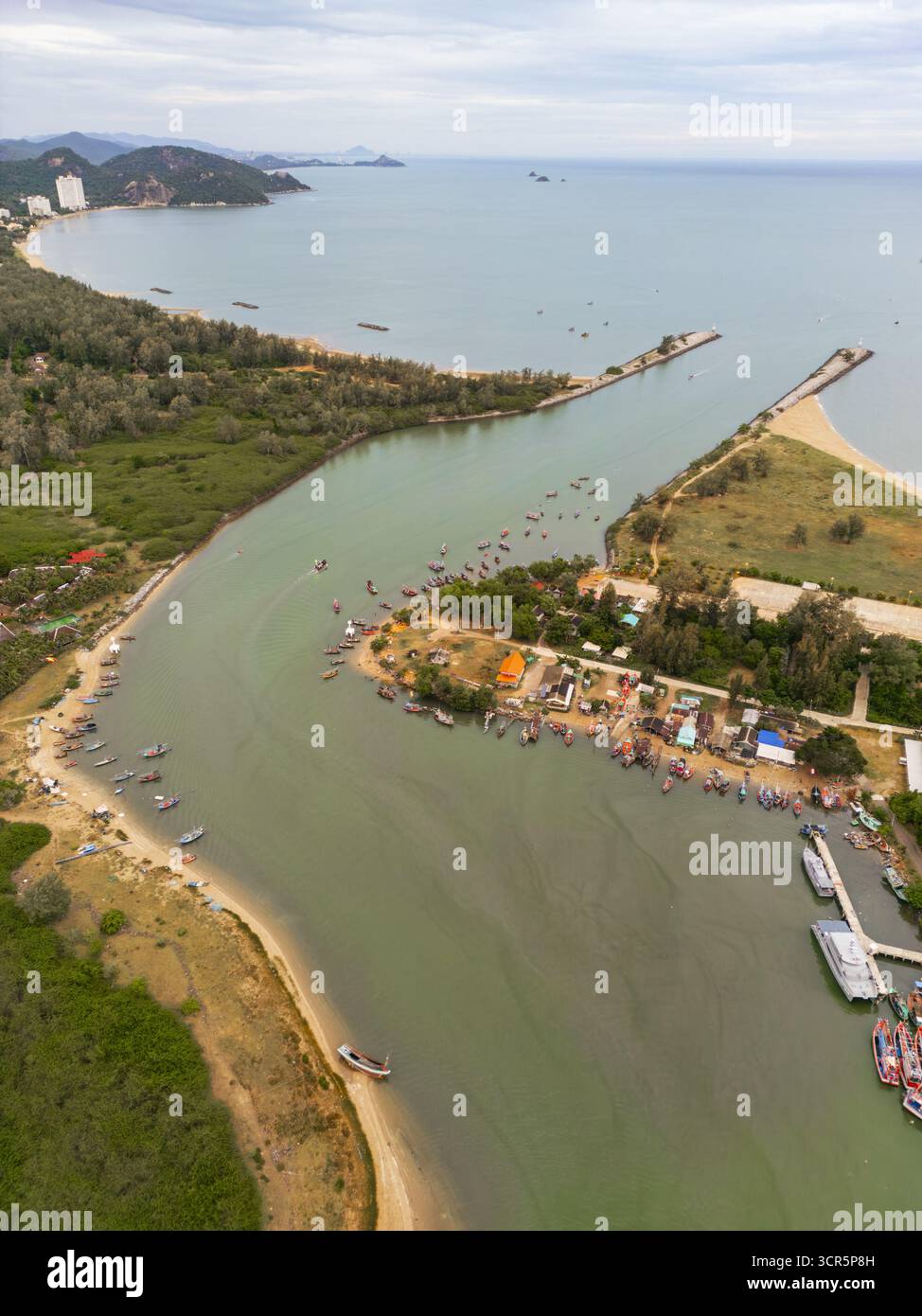 Vue aérienne de la rivière rencontrant la mer, bateaux parsemant l'eau près du rivage et verdure luxuriante le long des rives, Pak Nam Pran, Prachuap Khiri Khan, Thaïlande. Banque D'Images