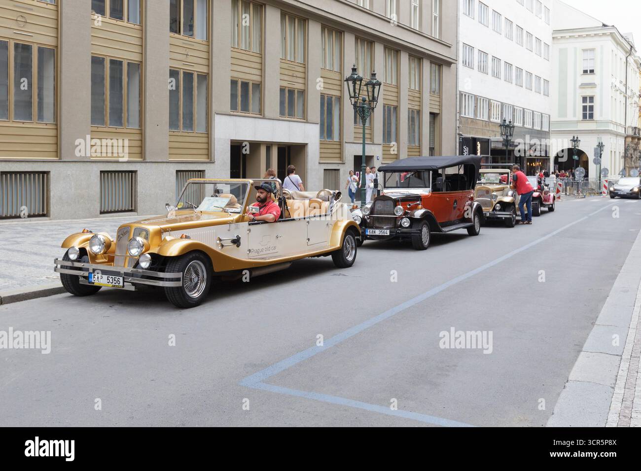 Voitures anciennes offrant des visites guidées dans les rues historiques, Prague, République tchèque Banque D'Images