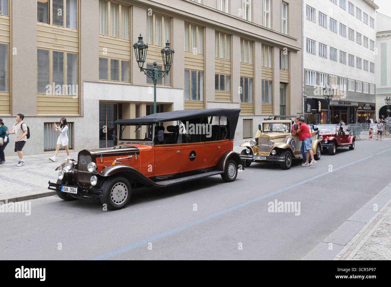 Voitures anciennes offrant des visites guidées dans les rues historiques, Prague, République tchèque Banque D'Images