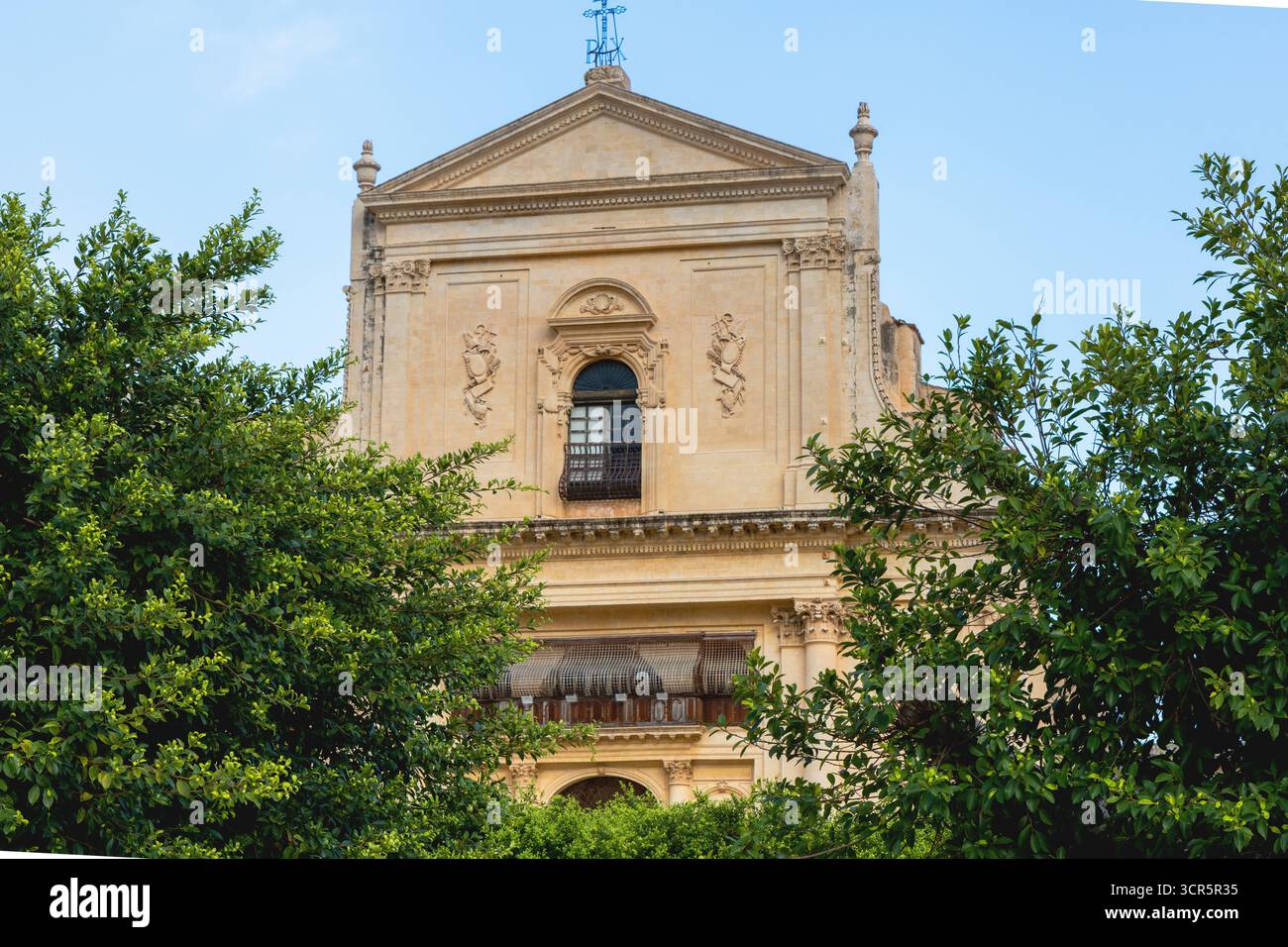 façade historique de l'église catholique sous le ciel bleu vif. Photo de haute qualité Banque D'Images