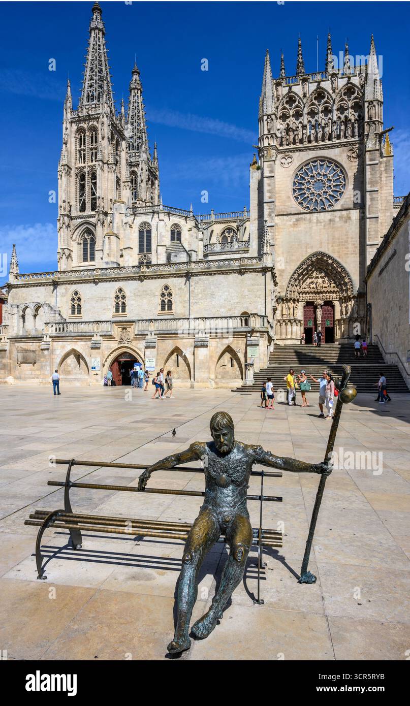 Statue en bronze d'un pèlerin sur la Plaza Rey San Fernando, en face de la cathédrale Sainte-Marie de Burgos, dans la vieille ville de Burgos, Castille y Banque D'Images