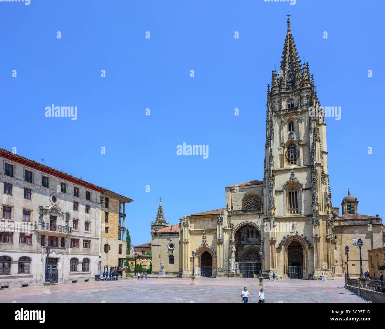 La Plaza de la Catedral et la cathédrale de San Salvador dans le centre historique d'Oviedo, Asturies, Espagne. Banque D'Images