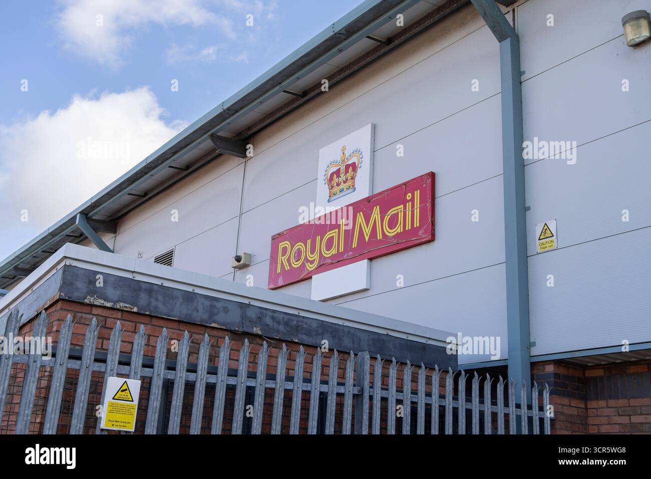 Royal mail signe au-dessus d'un grand entrepôt de bureau de poste montrant des signes de fatigue. Banque D'Images