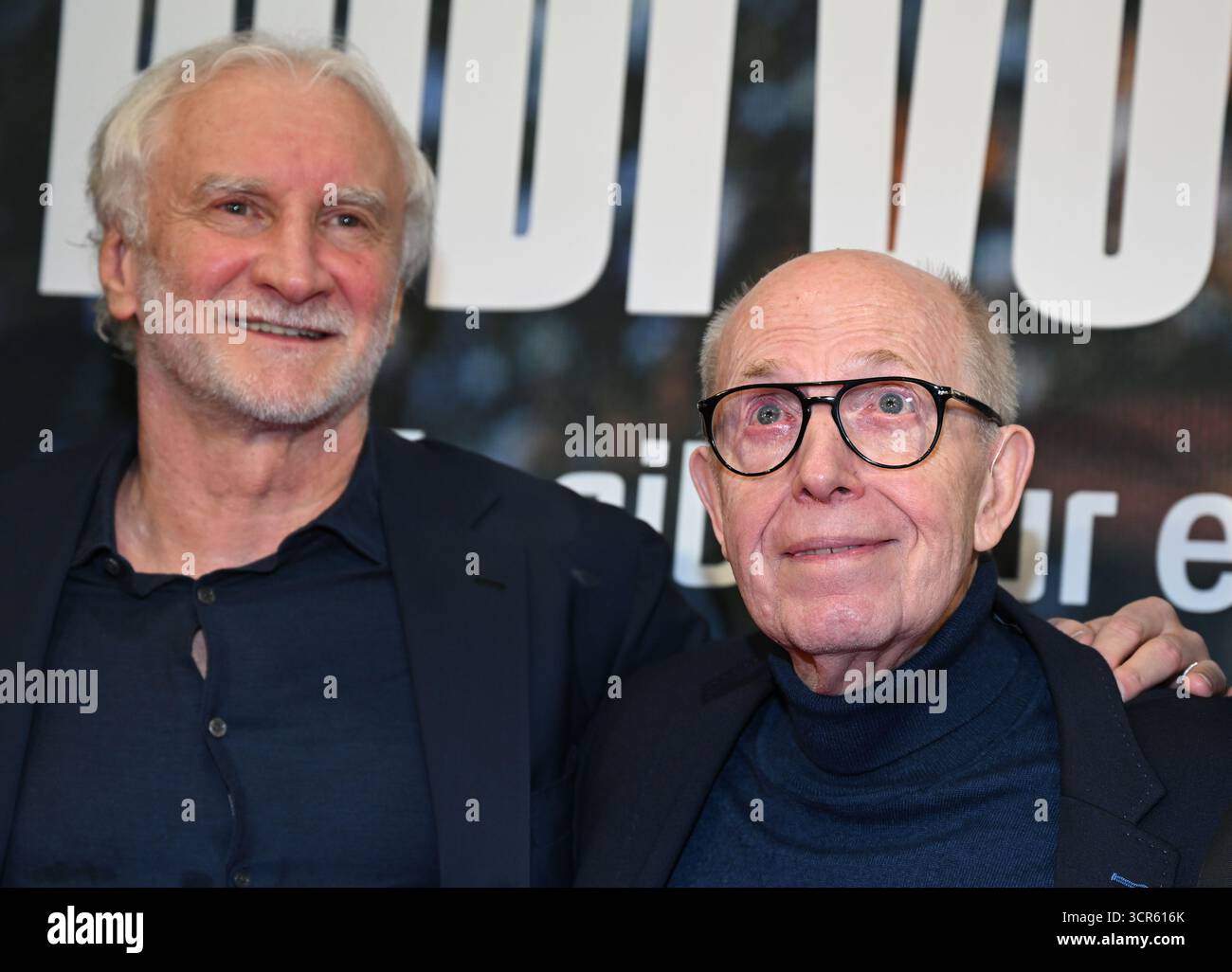 Francfort, Allemagne. 29 septembre 2025, Hesse, Francfort-sur-le-main : Rudi Völler (à gauche), directeur sportif de la Fédération allemande de football (DFB), et Reiner Calmund assistent à la première du film 'Rudi Völler - il n'y en a qu'un' au Gibson Club. Völler a façonné le football allemand pendant près de 50 ans - en tant que joueur, patron d'équipe, manager et aujourd'hui en tant que directeur sportif de DFB. Le film peut être vu à partir du 3 octobre sur la chaîne de télévision payante Sky. Photo : Arne Dedert/dpa crédit : dpa Picture alliance/Alamy Live News Banque D'Images