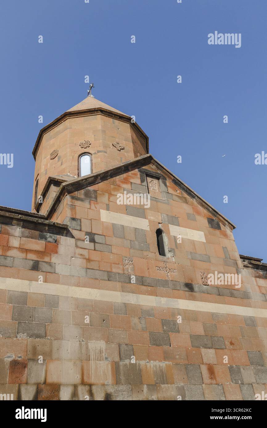 Vue de l'ancien monastère Khor Virap, avec ses murs de briques rouges et son dôme conique, sous un ciel bleu clair, Khor Virap, province d'Ararat, Arménie. Banque D'Images