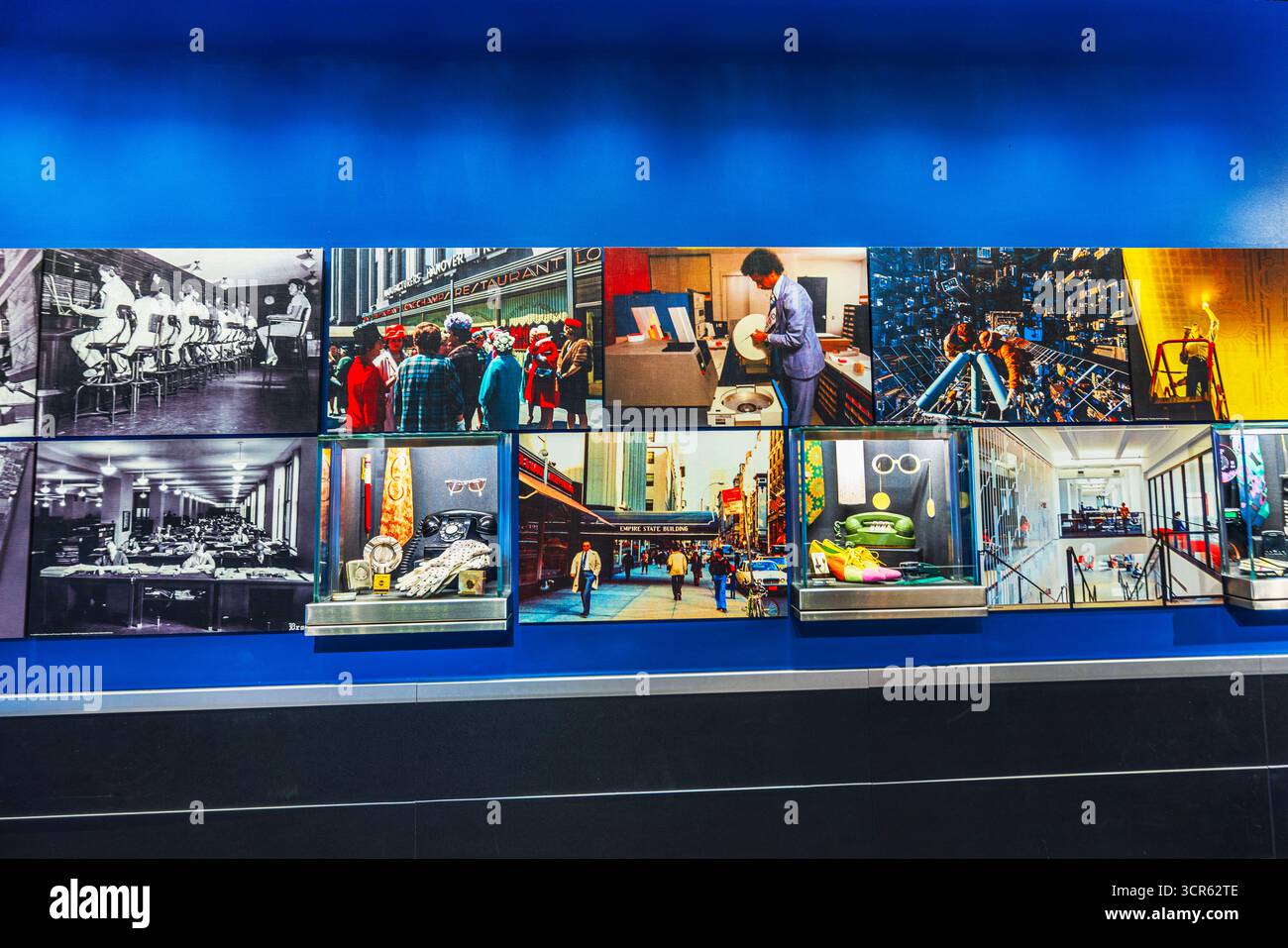 Exposition historique à l'intérieur du musée de l'Empire State Building montrant des photos d'archives et des objets culturels. New York. ÉTATS-UNIS. Banque D'Images