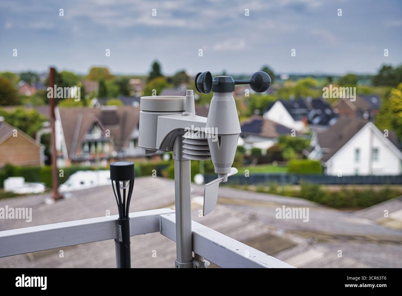 Station météo numérique moderne avec capteur de vent et instruments sur le toit de banlieue Banque D'Images