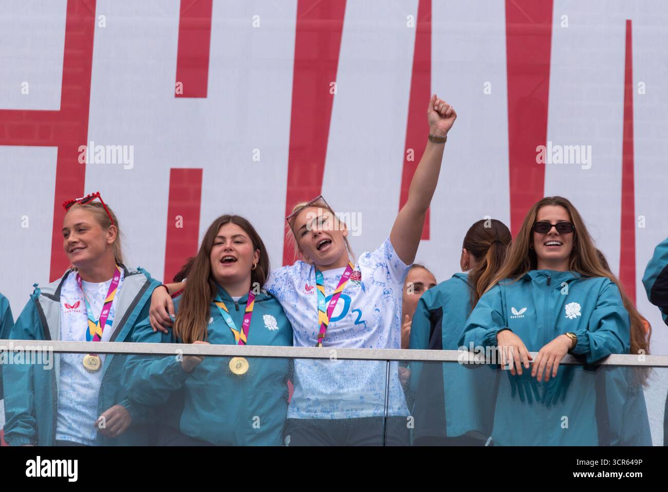 Les joueuses de l'équipe féminine de rugby d'Angleterre célébrant la fête des champions des Red Roses, Battersea, après avoir remporté la Coupe du monde Banque D'Images