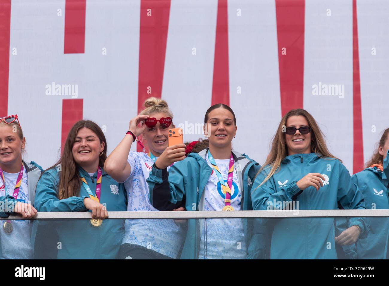 Les joueuses de l'équipe féminine de rugby d'Angleterre célébrant la fête des champions des Red Roses, Battersea, après avoir remporté la Coupe du monde Banque D'Images