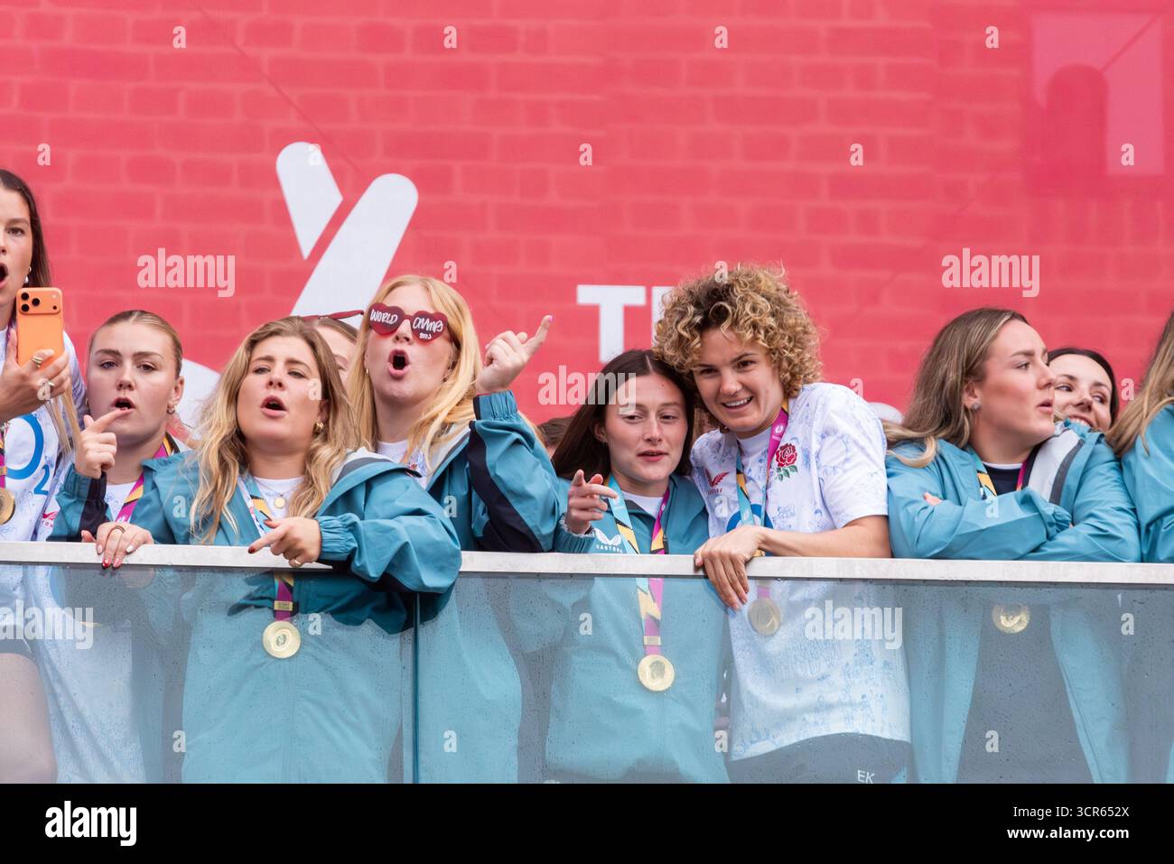 Les joueuses de l'équipe féminine de rugby d'Angleterre célébrant la fête des champions des Red Roses, Battersea, après avoir remporté la Coupe du monde Banque D'Images