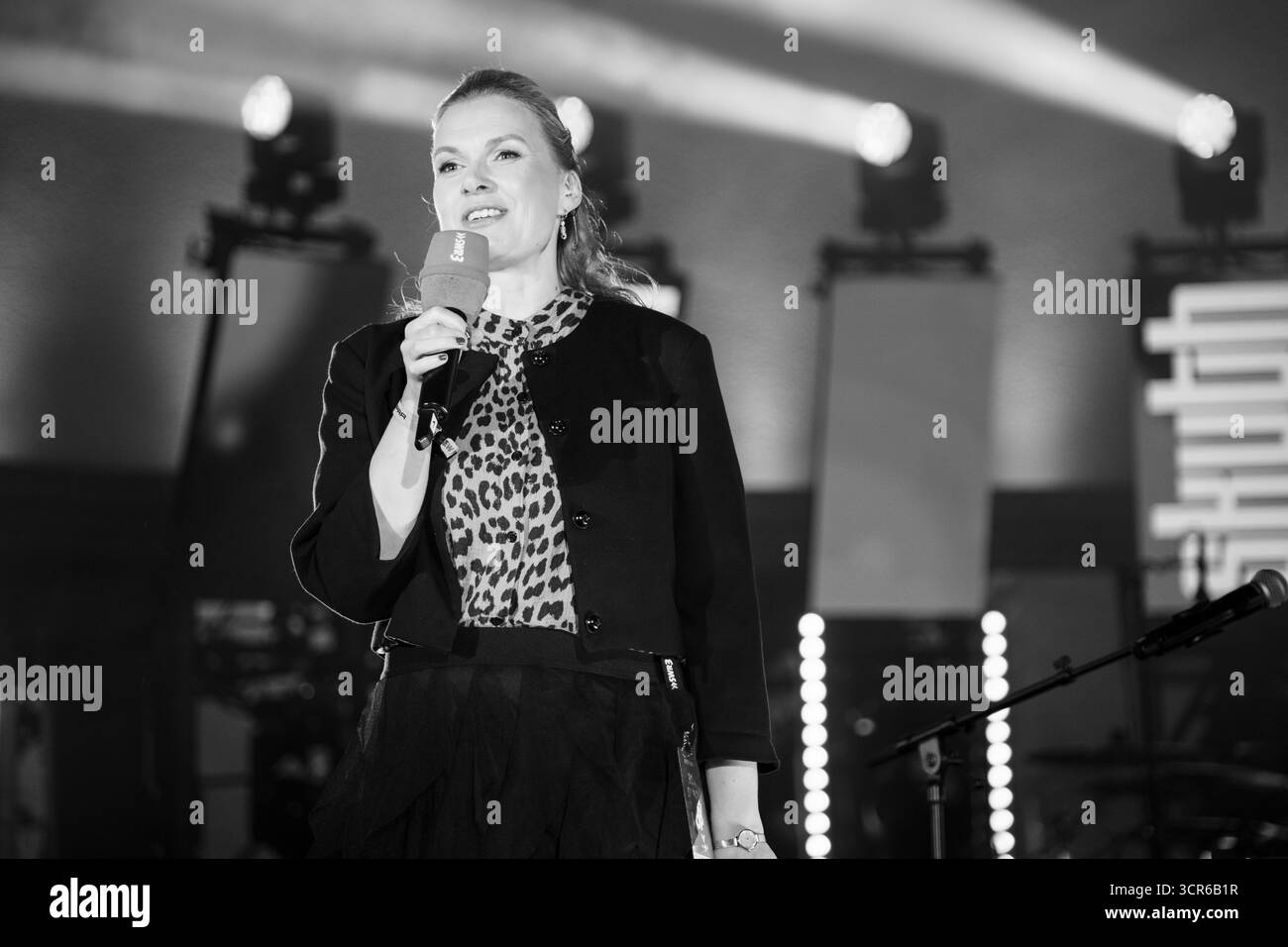 Baden-Baden, Allemagne, 19 septembre 2025 Daniela Hilpp, présentatrice radio, est l'animatrice de la scène New Acts Open Air au SWR3 NEW POP FESTIVAL 2025. Le festival qui brise les stars du monde fête ses 30 ans. Photographie : Rob Watkins/Alamy Live News. Banque D'Images