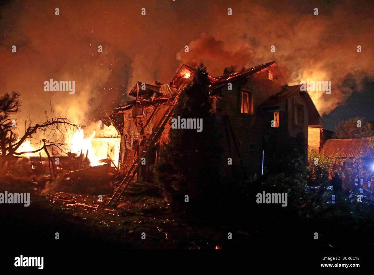 Incendie dans une maison privée causé par un bombardement russe massif à Vyshneve, région de Kiev, Ukraine, le 28 septembre 2025 (photo de Volodymyr Tarasov/Ukrinform) Banque D'Images