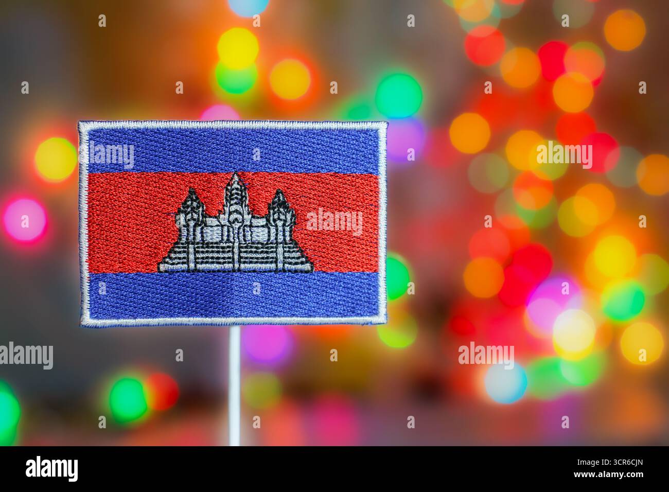 Broderie de drapeau du Cambodge avec design Angkor Wat sur des lumières bokeh arc-en-ciel, thème de célébration festive pour le nouvel an et les fêtes mondiales. Banque D'Images