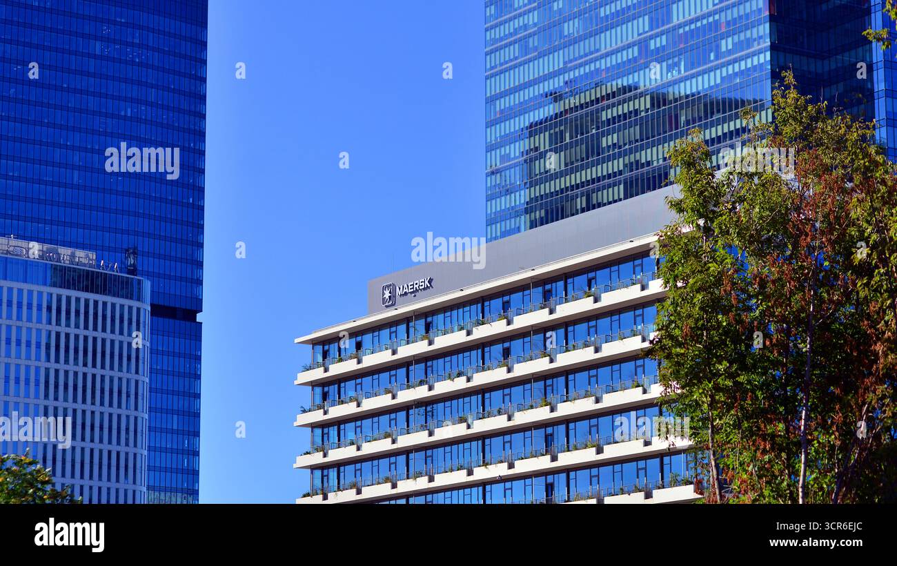 Varsovie, Pologne. 21 septembre 2025. Paysage urbain. Enseigne au néon avec l'inscription : Maersk. Immeuble 'Office House'. Banque D'Images
