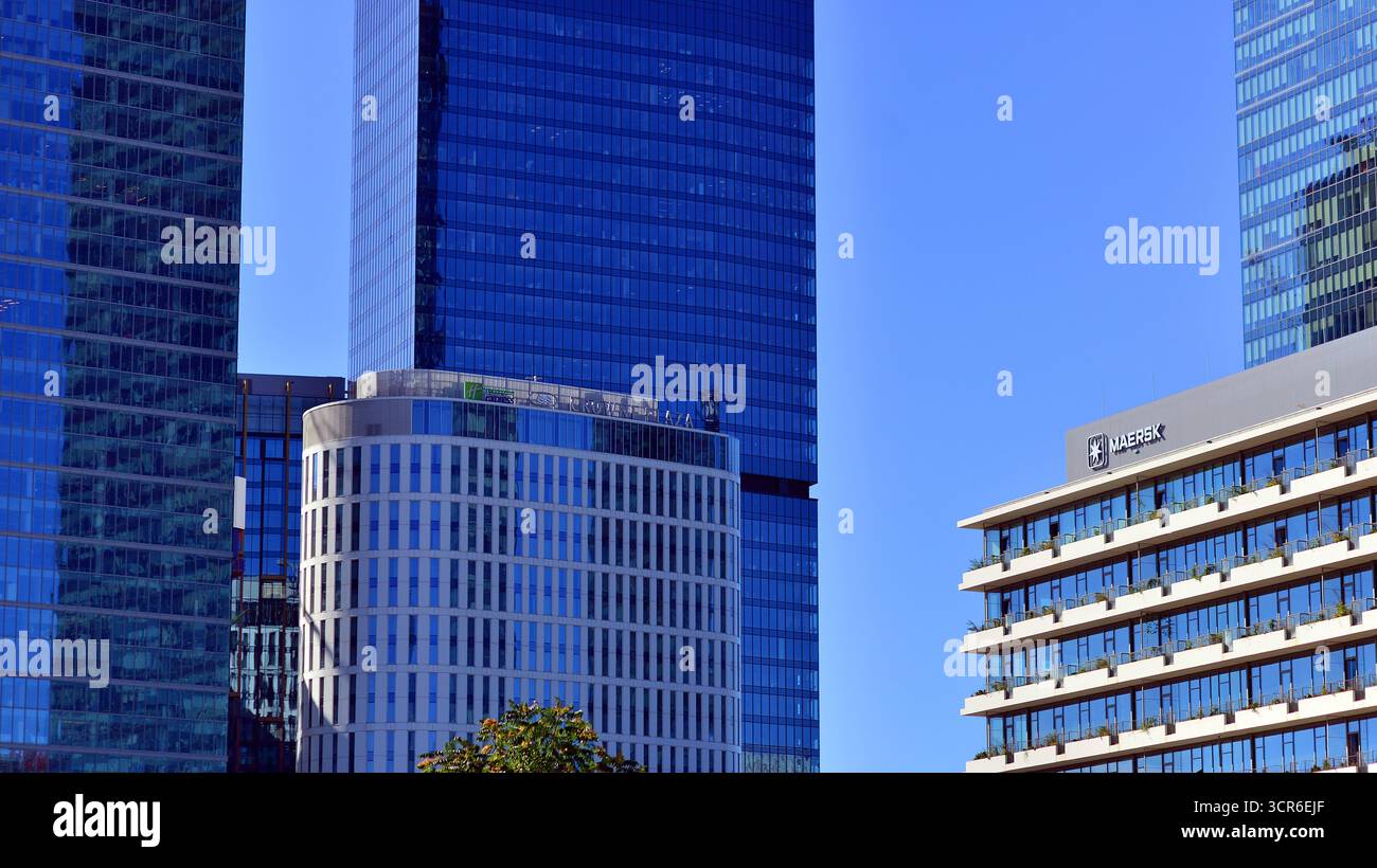 Varsovie, Pologne. 21 septembre 2025. Paysage urbain. Enseigne au néon avec l'inscription : Maersk. Immeuble 'Office House'. Banque D'Images