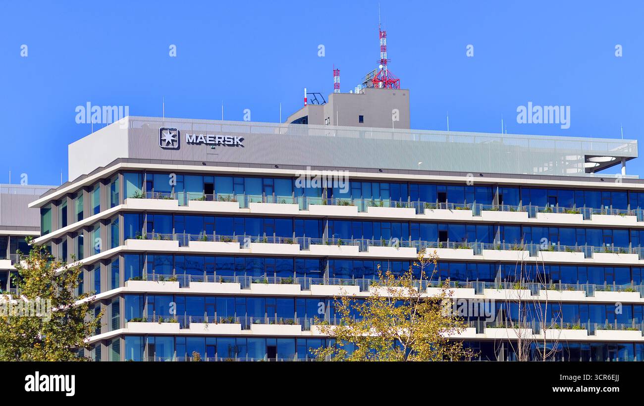 Varsovie, Pologne. 21 septembre 2025. Paysage urbain. Enseigne au néon avec l'inscription : Maersk. Immeuble 'Office House'. Banque D'Images