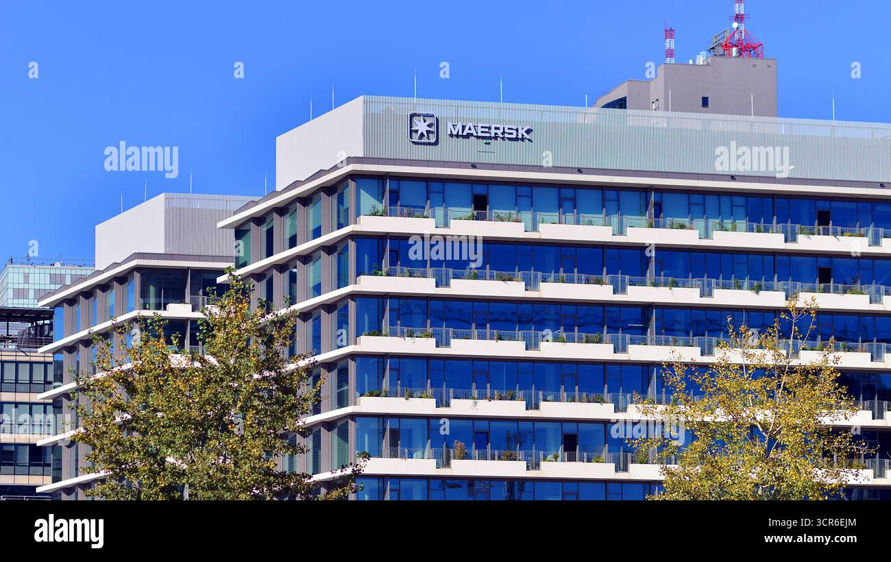 Varsovie, Pologne. 21 septembre 2025. Paysage urbain. Enseigne au néon avec l'inscription : Maersk. Immeuble 'Office House'. Banque D'Images