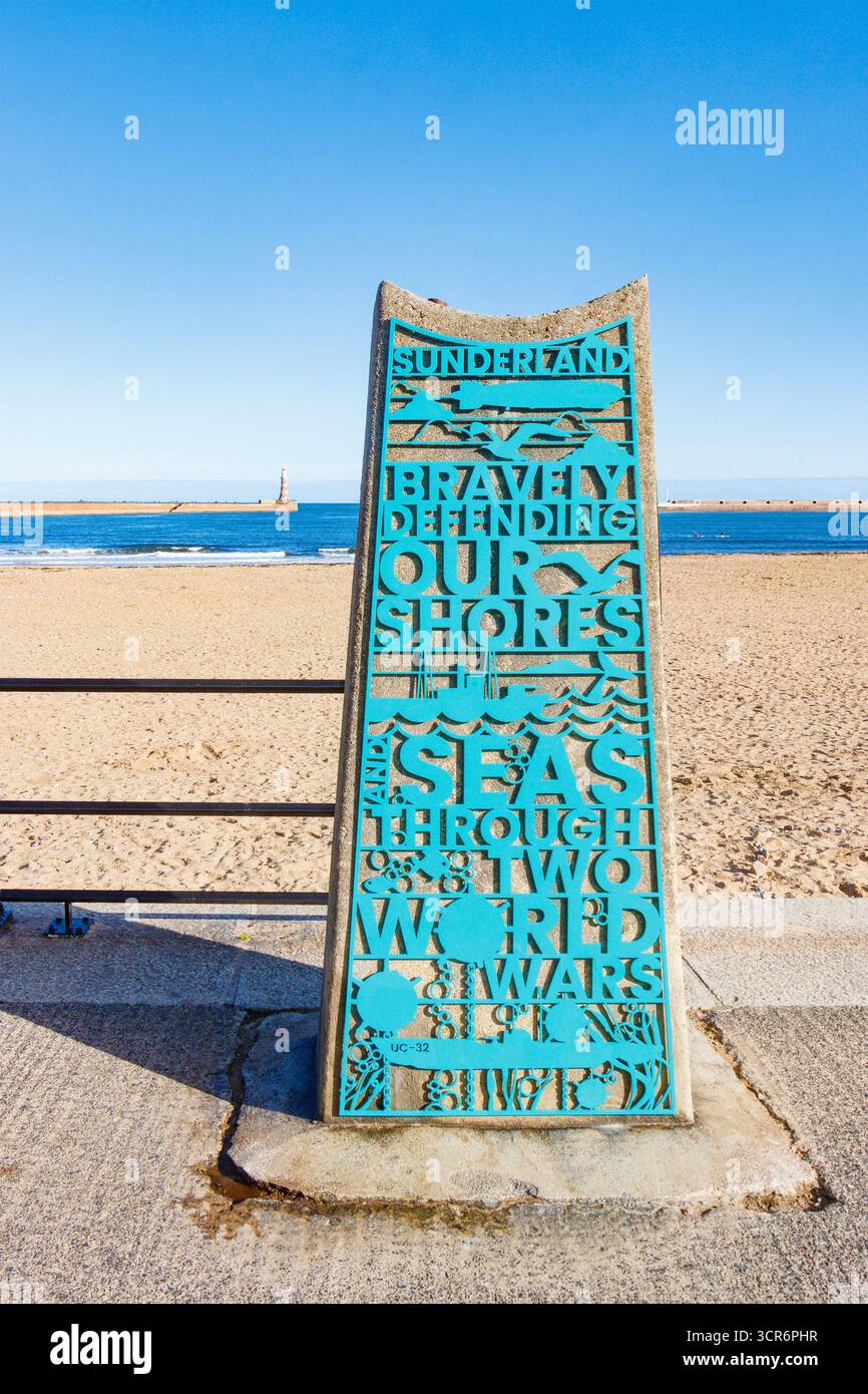 Plaque Brave sur Marine Walk, plaque commémorative Roker sur une plage ensoleillée de Sunderland commémorant la bravoure navale pendant les deux guerres mondiales Banque D'Images