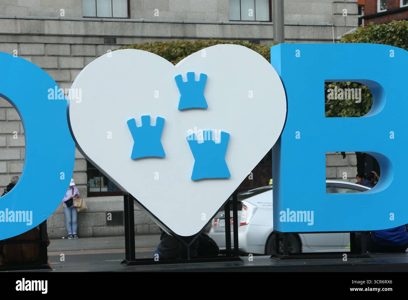Dublin, Irlande - 29 septembre 2025 - Un grand panneau bleu et blanc 'Love' Heart Dublin avec le logo de trois châteaux sur O'Connell Street dans la ville de Dublin par un après-midi sec et doux dans la capitale irlandaise Banque D'Images