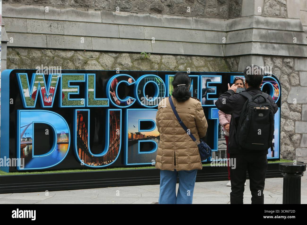 Dublin, Irlande - 29 septembre 2025 - les touristes s'arrêtent pour prendre des photos à côté d'un panneau 'Bienvenue à Dublin' à Saint Andrew's Street dans la ville de Dublin par un après-midi sec et doux dans la capitale irlandaise Banque D'Images