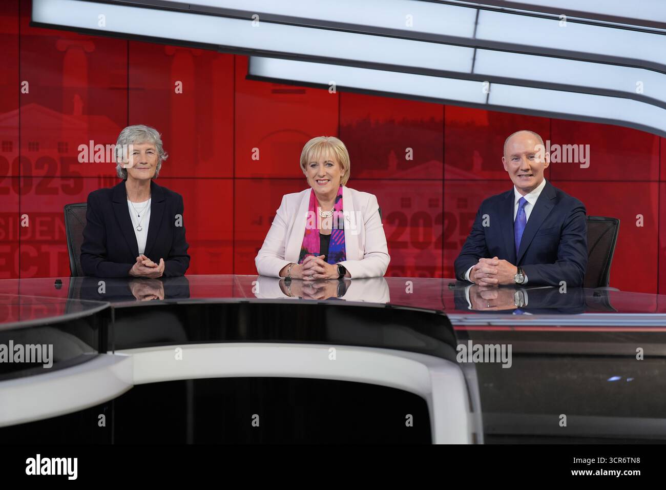 (De gauche à droite) candidats à la présidentielle irlandais, la candidate indépendante de gauche Catherine Connolly, soutenue par Sinn Fein, la candidate du Fine Gael Heather Humphreys et le candidat du Fianna Fail Jim Gavin avant le début du premier débat présidentiel sur The Tonight Show, aux Virgin Media Television Studios à Dublin. Date de la photo : lundi 29 septembre 2025. Banque D'Images