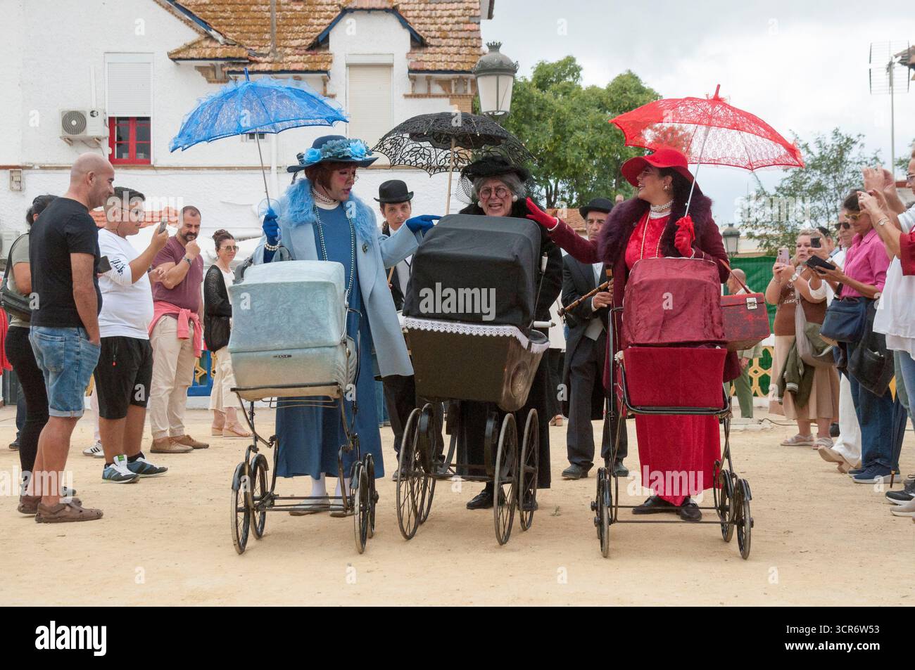 Groupe de théâtre de rue représentant des femmes anglaises âgées jouant lors de la British Heritage Fair à Huelva 2025. Banque D'Images