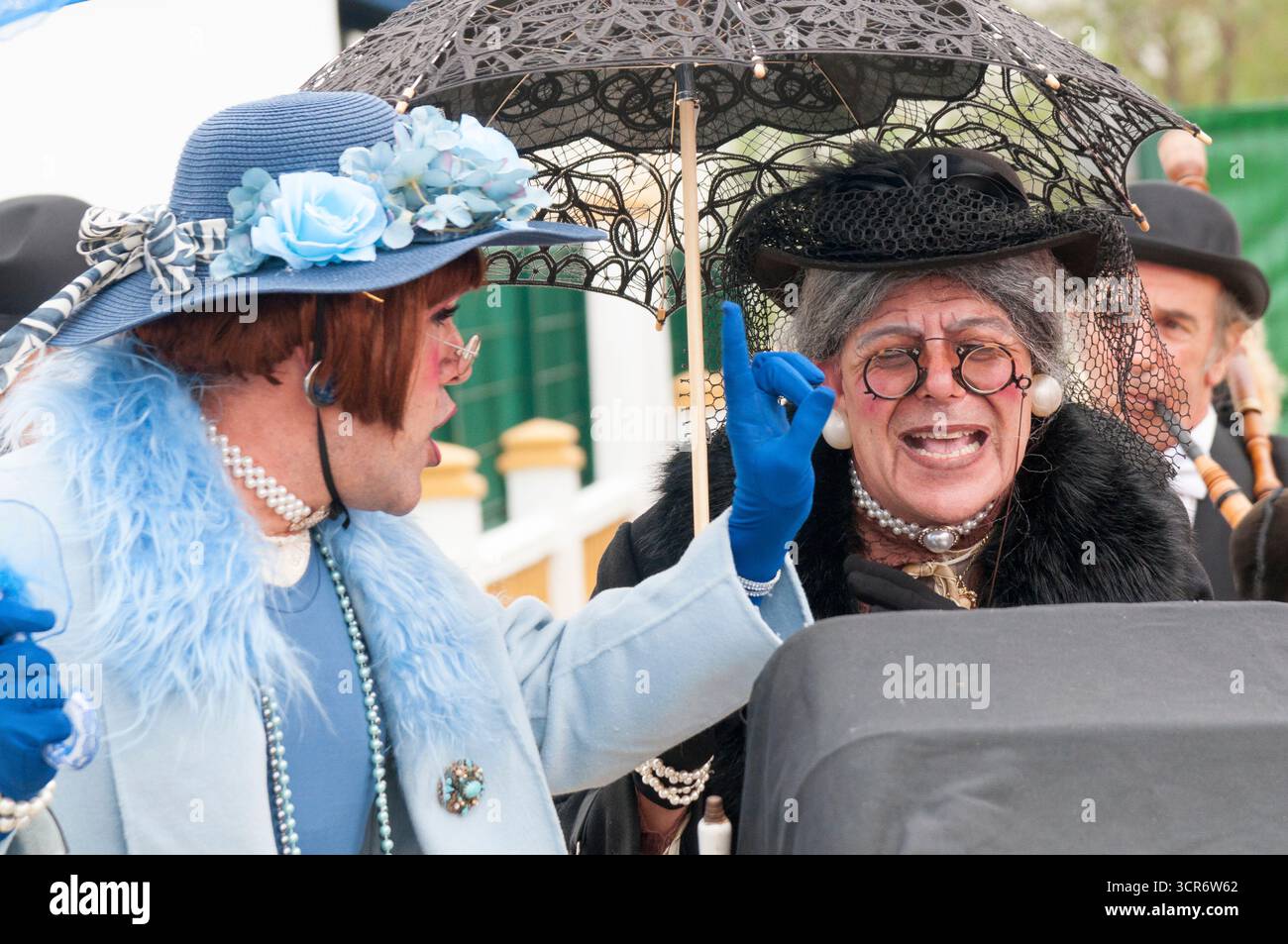 Groupe de théâtre de rue représentant des femmes anglaises âgées jouant lors de la British Heritage Fair à Huelva 2025. Banque D'Images