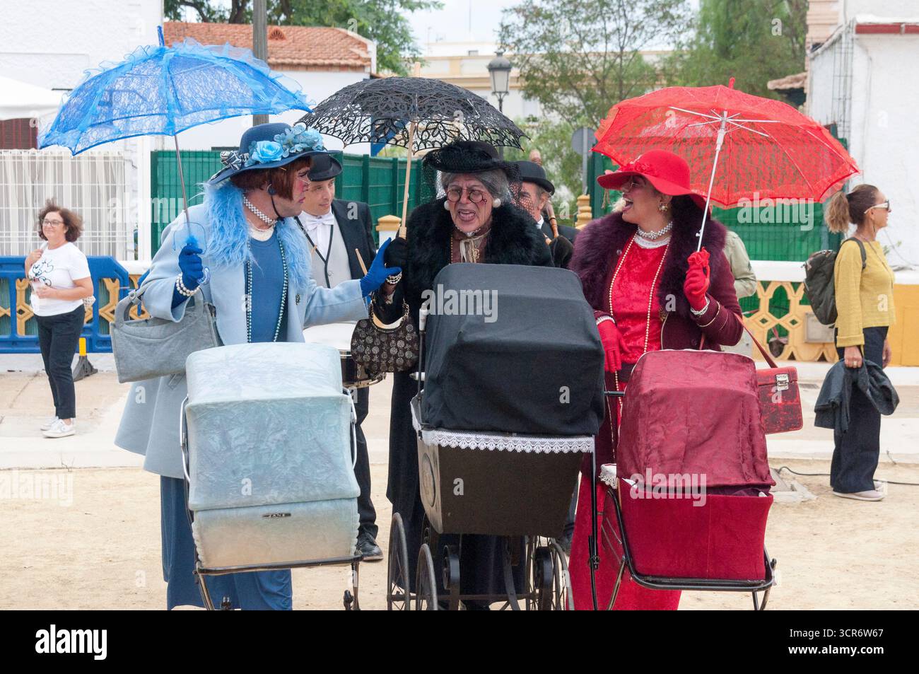 Groupe de théâtre de rue représentant des femmes anglaises âgées jouant lors de la British Heritage Fair à Huelva 2025. Banque D'Images