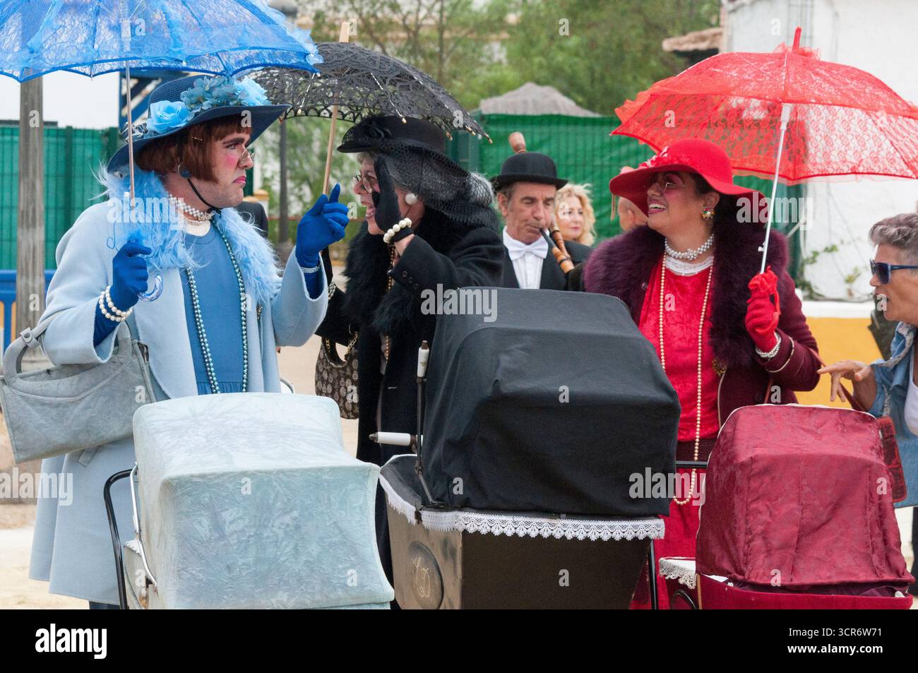 Groupe de théâtre de rue représentant des femmes anglaises âgées jouant lors de la British Heritage Fair à Huelva 2025. Banque D'Images